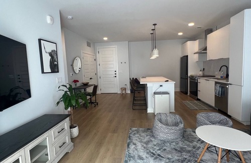 West Campus Condo | Deluxe New Condo Downtown Austin