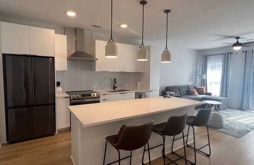 West Campus Condo | Deluxe New Condo Downtown Austin