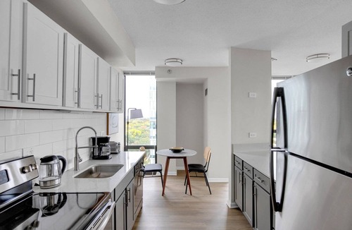 Oak Park Apartment | Deluxe Oak Park 1BR w/Lounge & Roof, nr Downtown, by Blueground