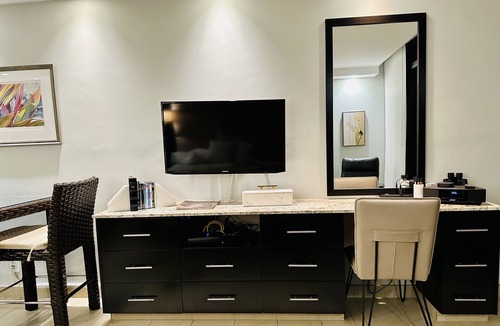 Historic Lahaina Front Street Condo | Deluxe Ocean and Beach Front studio - Lahaina Shores 623