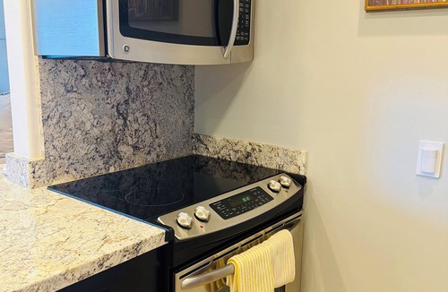 Historic Lahaina Front Street Condo | Deluxe Ocean and Beach Front studio - Lahaina Shores 623