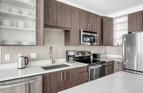 Jefferson Manor Apartment | Deluxe Potomac Yard 1BR w/W/D & Concierge, nr Airport, by Blueground