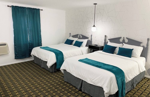 Lee Hotel | Deluxe Queen Room with 2 Queen Beds