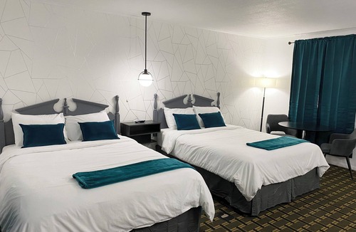 Lee Hotel | Deluxe Queen Room with 2 Queen Beds