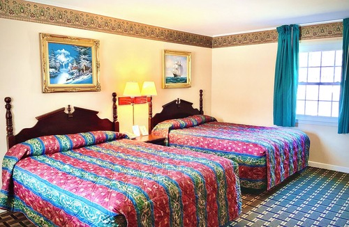 Lee Hotel | Deluxe Queen Room with 2 Queen Beds