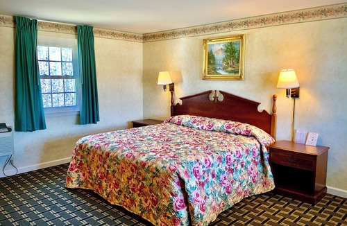 Lee Hotel | Deluxe Queen Room with 2 Queen Beds