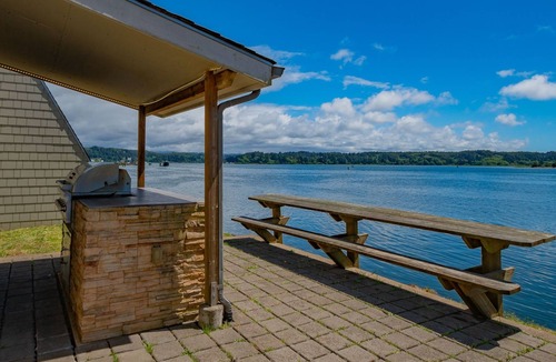 Newport Apartment | Deluxe Queen Room with Balcony & Modern Comforts