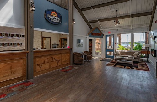 Newport Apartment | Deluxe Queen Room with Balcony & Modern Comforts