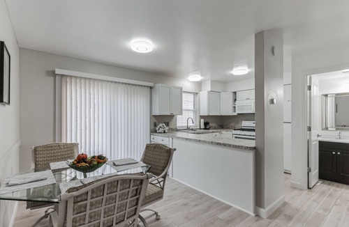 Lake St Louis Condo | Deluxe renovated condo conveniently located. 30 DAY MININUM