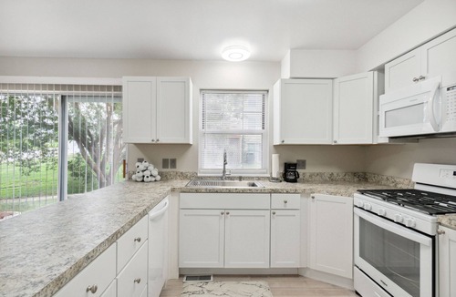 Lake St Louis Condo | Deluxe renovated condo conveniently located. 30 DAY MININUM