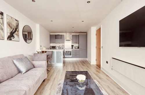 Leeds Apartment | Deluxe River View Apt & Free Secure Parking!