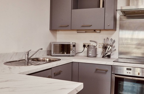 Leeds Apartment | Deluxe River View Apt & Free Secure Parking!