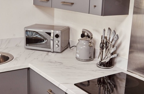 Leeds Apartment | Deluxe River View Apt & Free Secure Parking!