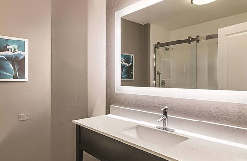 Orlando Hotel | Deluxe Room Near UCF w/Breakfast & Pool – Ideal for Orlando Park Exploration