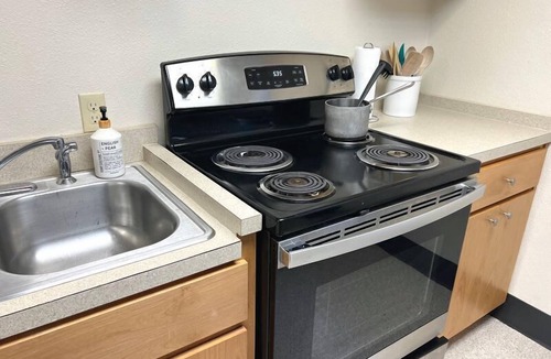 Eugene Apartment | Deluxe Room, Queen Bed