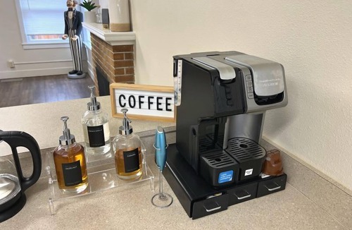 Eugene Apartment | Deluxe Room, Queen Bed