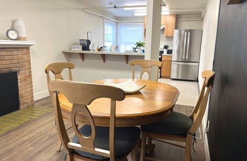 Eugene Apartment | Deluxe Room, Queen Bed