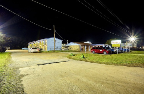 Trinity House | DELUXE ROOMS MOTEL - Newly Remodeled- 4+ Reviews - Big Parking - Trinity TX.