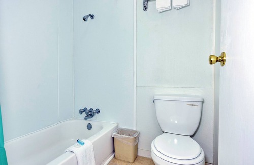 Trinity House | DELUXE ROOMS MOTEL - Newly Remodeled- 4+ Reviews - Big Parking - Trinity TX.