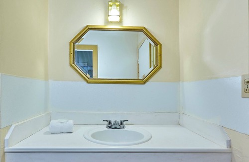 Trinity House | DELUXE ROOMS MOTEL - Newly Remodeled- 4+ Reviews - Big Parking - Trinity TX.