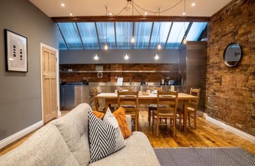 Bethnal Green Apartment | Deluxe Rustic Style Two Bedroom Bethnal Green - Yard View