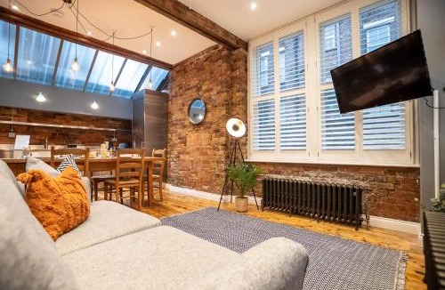 Bethnal Green Apartment | Deluxe Rustic Style Two Bedroom Bethnal Green - Yard View