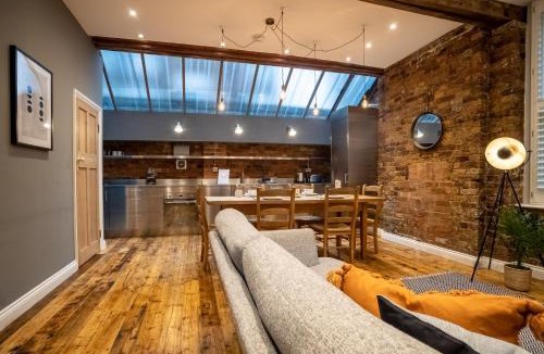 Bethnal Green Apartment | Deluxe Rustic Style Two Bedroom Bethnal Green - Yard View