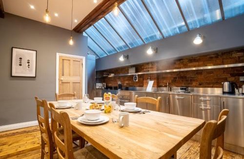 Bethnal Green Apartment | Deluxe Rustic Style Two Bedroom Bethnal Green - Yard View