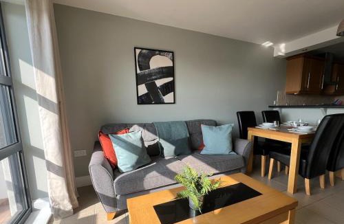 Westleigh Apartment | Deluxe Seaside Flat easy access