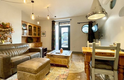 Seahouses Apartment | Deluxe-self catering sleeps 2 -Salmon - Pets