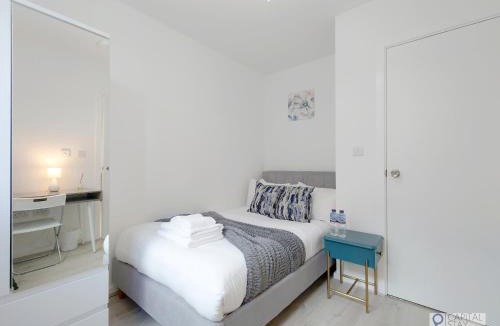 Canning Town South Apartment | Deluxe Serviced Three Bed Apartment