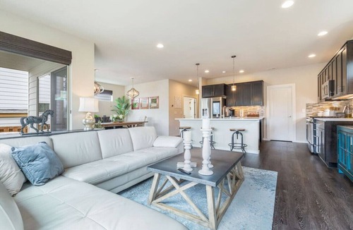 Kent House | Deluxe & Spacious~Gym~Hot Tub