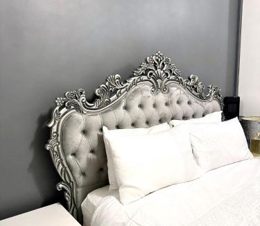 Emerson Park House | Deluxe Spacious King Size Room