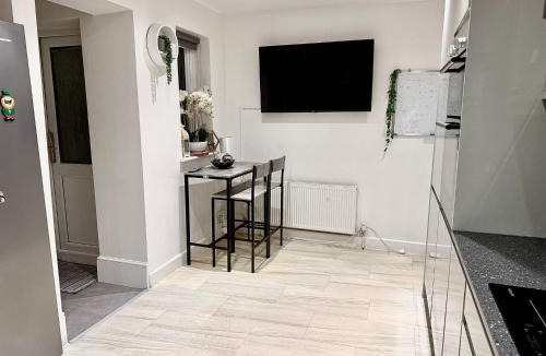 Emerson Park House | Deluxe Spacious King Size Room