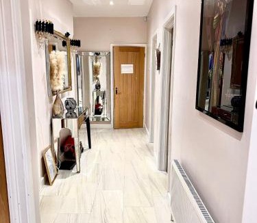 Emerson Park House | Deluxe Spacious King Size Room