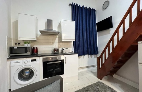 Queen's Park Apartment | Deluxe Studio Ensuite with Shower