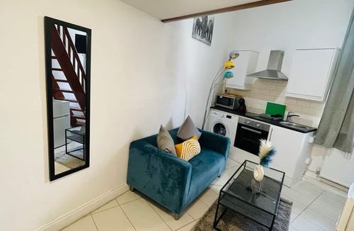 Queen's Park Apartment | Deluxe Studio Ensuite with Shower