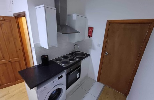 Queen's Park Apartment | Deluxe Studio Ensuite with Shower