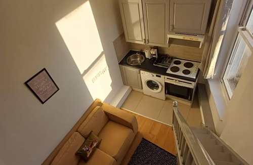 Queen's Park Apartment | Deluxe Studio Ensuite with Shower