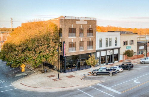 Bartlesville Apartment | Deluxe Studio in Historic Downtown Building!
