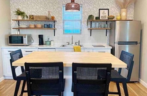 Joplin House | Deluxe Studio w/great location! Sleek & stylish!