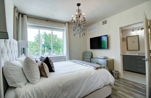Kessler Bed & Breakfast | Deluxe Suite,1 Queen Bed (Paris)
