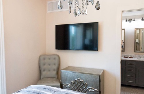 Kessler Bed & Breakfast | Deluxe Suite,1 Queen Bed (Paris)