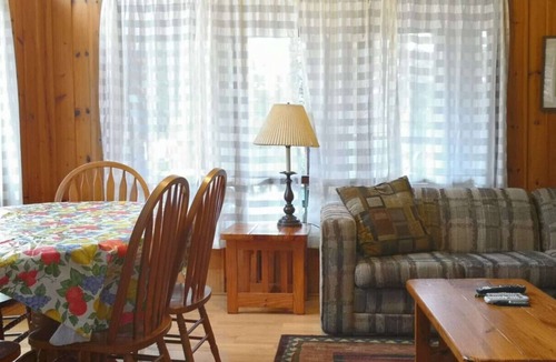 Seguin Cabin | Deluxe Three Bedroom Cottage