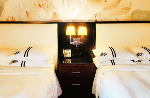 Oklahoma City Bed & Breakfast | Deluxe twin-bedroom with breakfast in Oklahoma