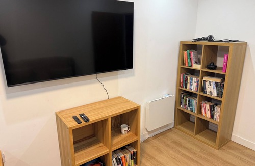 Bow Apartment | Deluxe Twin Room with Shared Kitchen & Bathroom Access - For 2 Guests