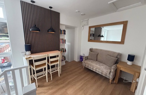 Bow Apartment | Deluxe Twin Room with Shared Kitchen & Bathroom Access - For 2 Guests