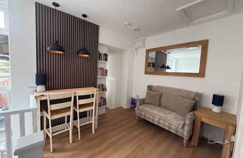 Bow Apartment | Deluxe Twin Room with Shared Kitchen & Bathroom Access - For 2 Guests