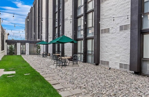 Cheyenne Hotel | Deluxe Two Queen Beds with Flexible Workspace and Free Parking - 4 Units