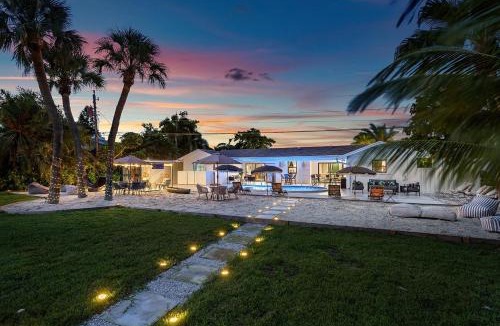 West Palm Beach Villa | Deluxe Waterfront Villa with BBQ, Pool and Game Room